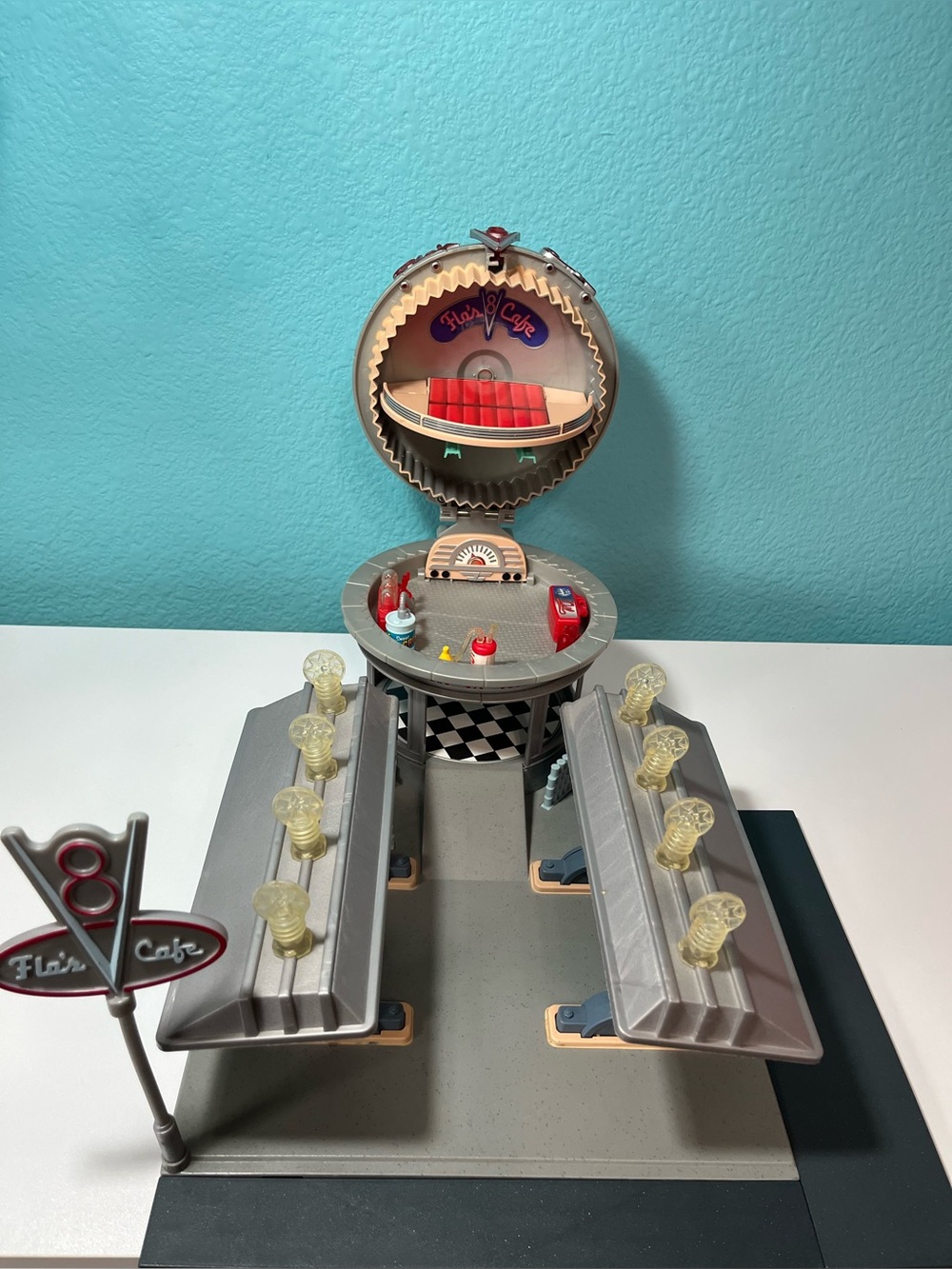 Disney Pixar Cars Flo’s V8 Cafe Play-set (H8880) Mattel,  WORKING LIGHTS